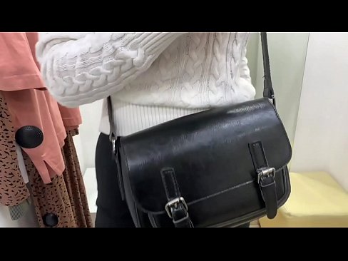 ❤️ Masturbasi publik dari jalang muda FeralBerry dengan dildo di kamar pas ❤️ Video porno di porno id.analpics.ru ️